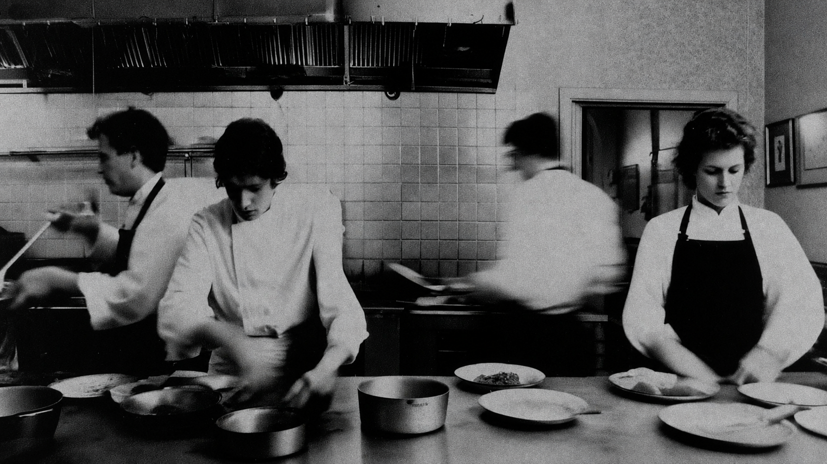 Equipo trabajando en una cocina profesional